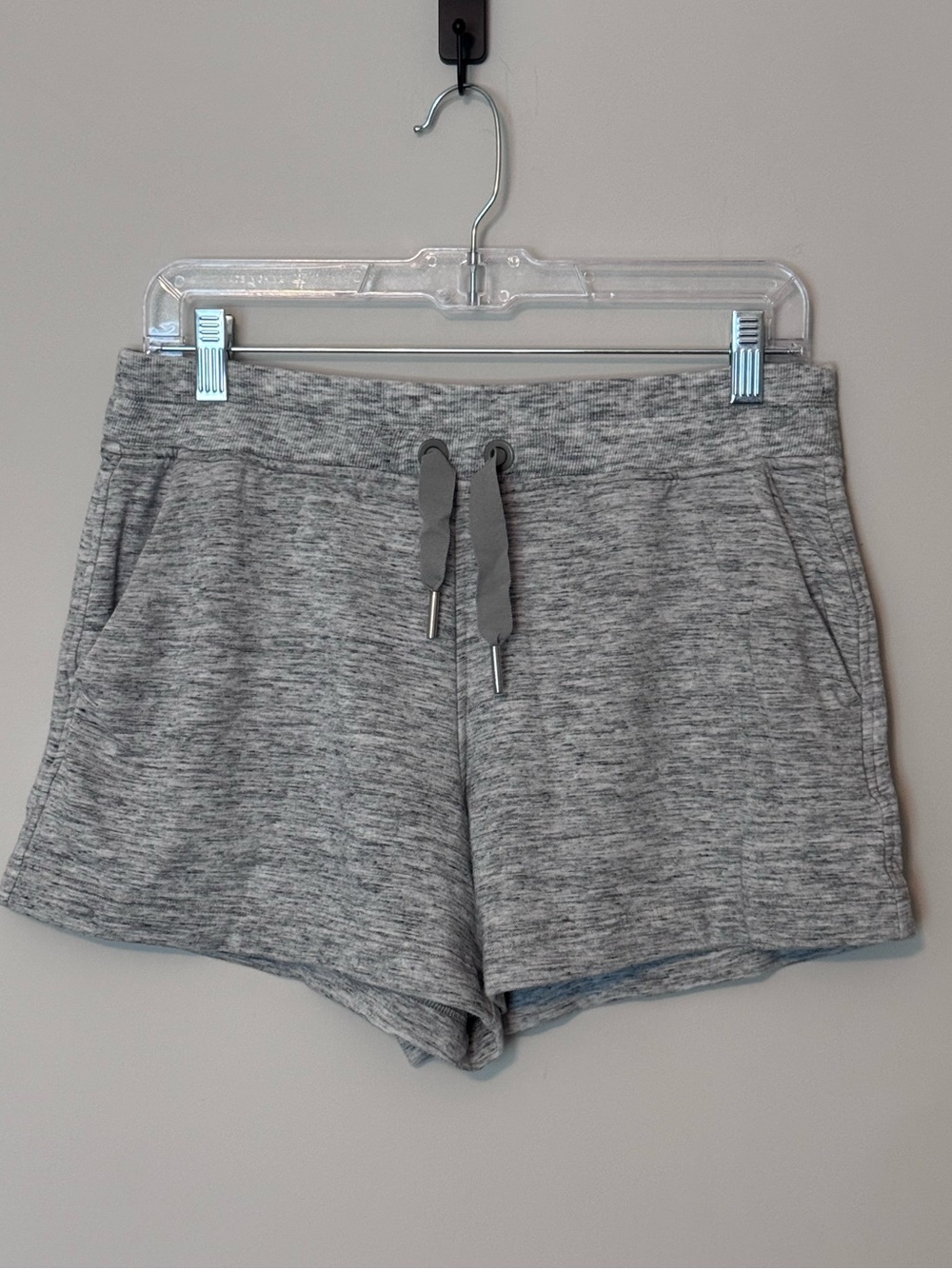 Athleta Balance 4” Shortie Heather Gray Shorts Medium NWOT